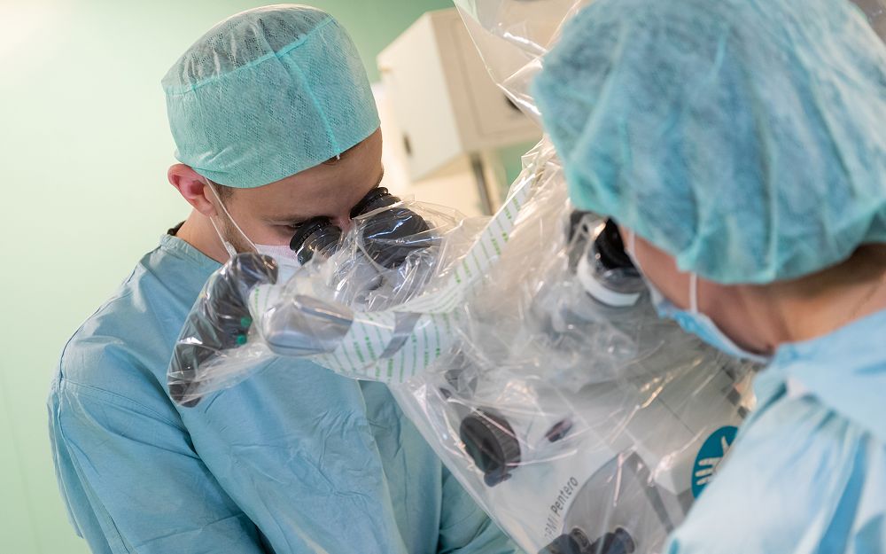 Операция под микроскопом