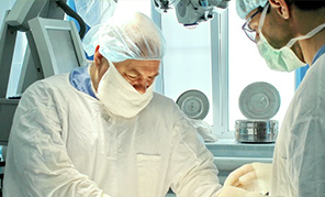 нейрохирурги центра проводят операцию